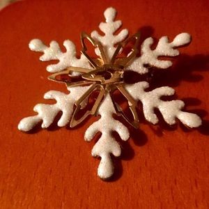 Kohl’s Snowflake Christmas Brooch Pin